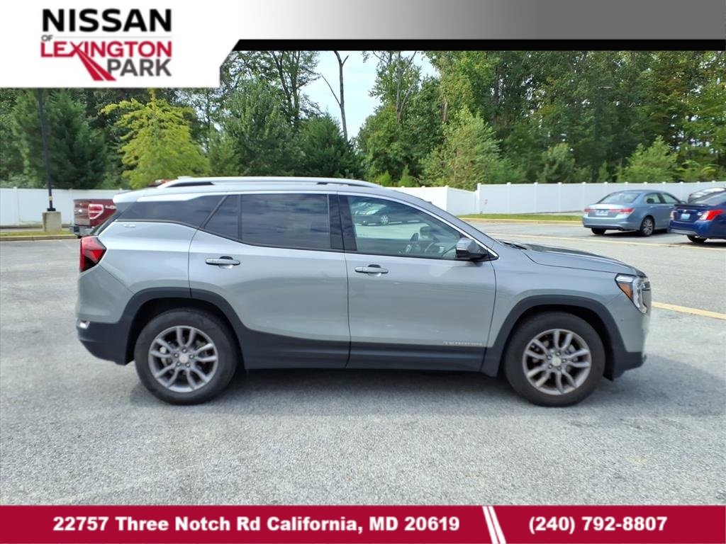 Used 2023 GMC Terrain SLT image 2
