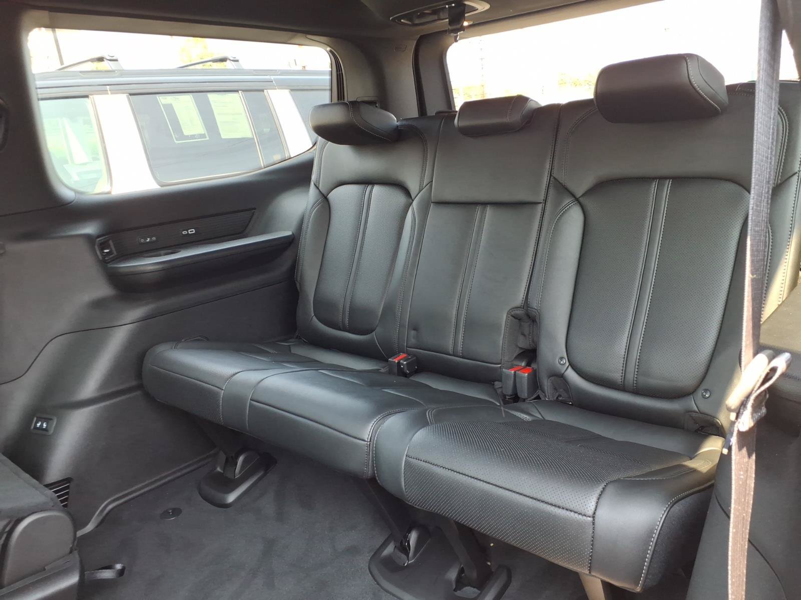 Used 2026 Jeep Grand Wagoneer Limited AWD/4WD image 13
