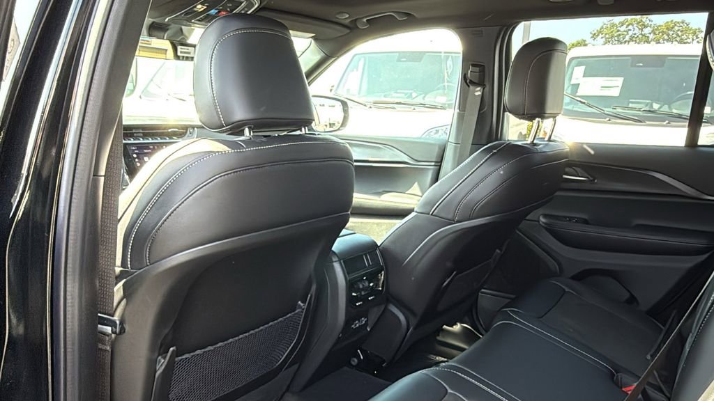 New 2025 Jeep Grand Cherokee Altitude image 13