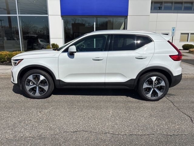 Used 2025 Volvo XC40 B5 Plus image 2