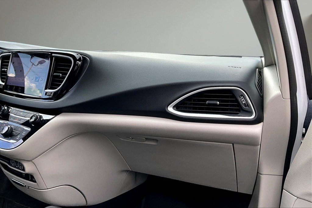 Used 2022 Chrysler Pacifica Touring-L FWD image 27