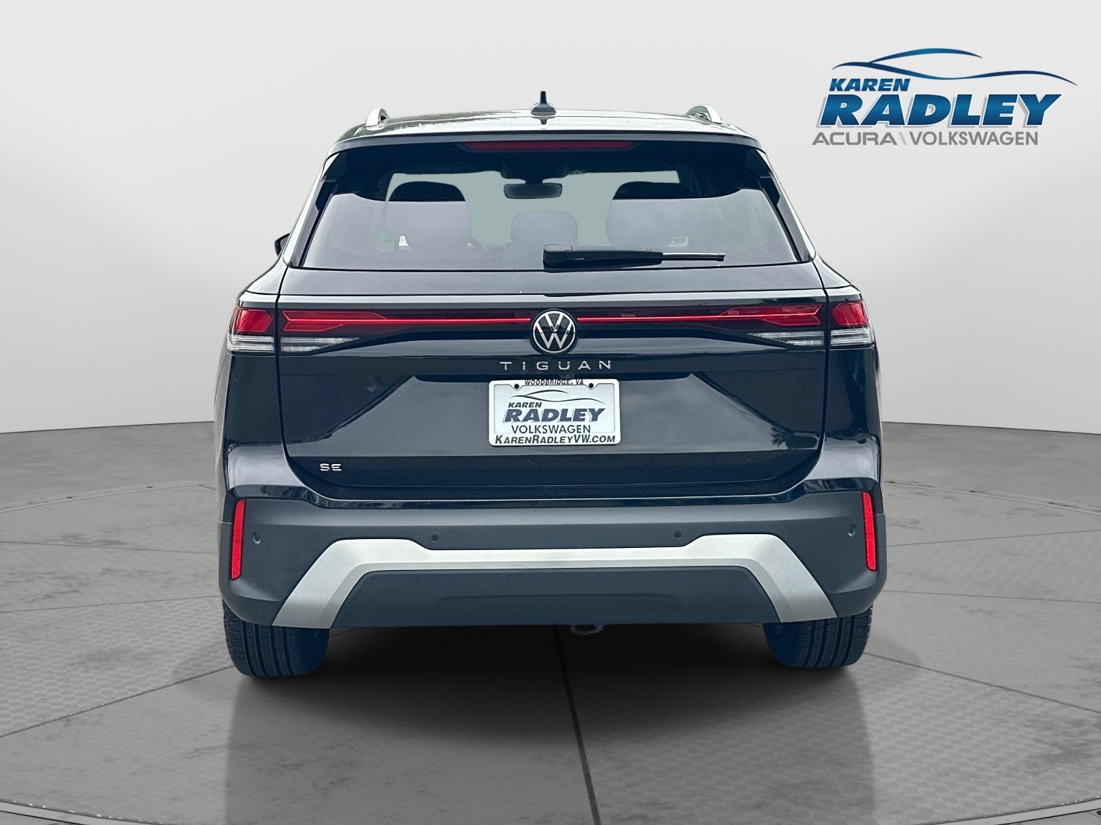 Certified 2025 Volkswagen Tiguan SE FWD image 3