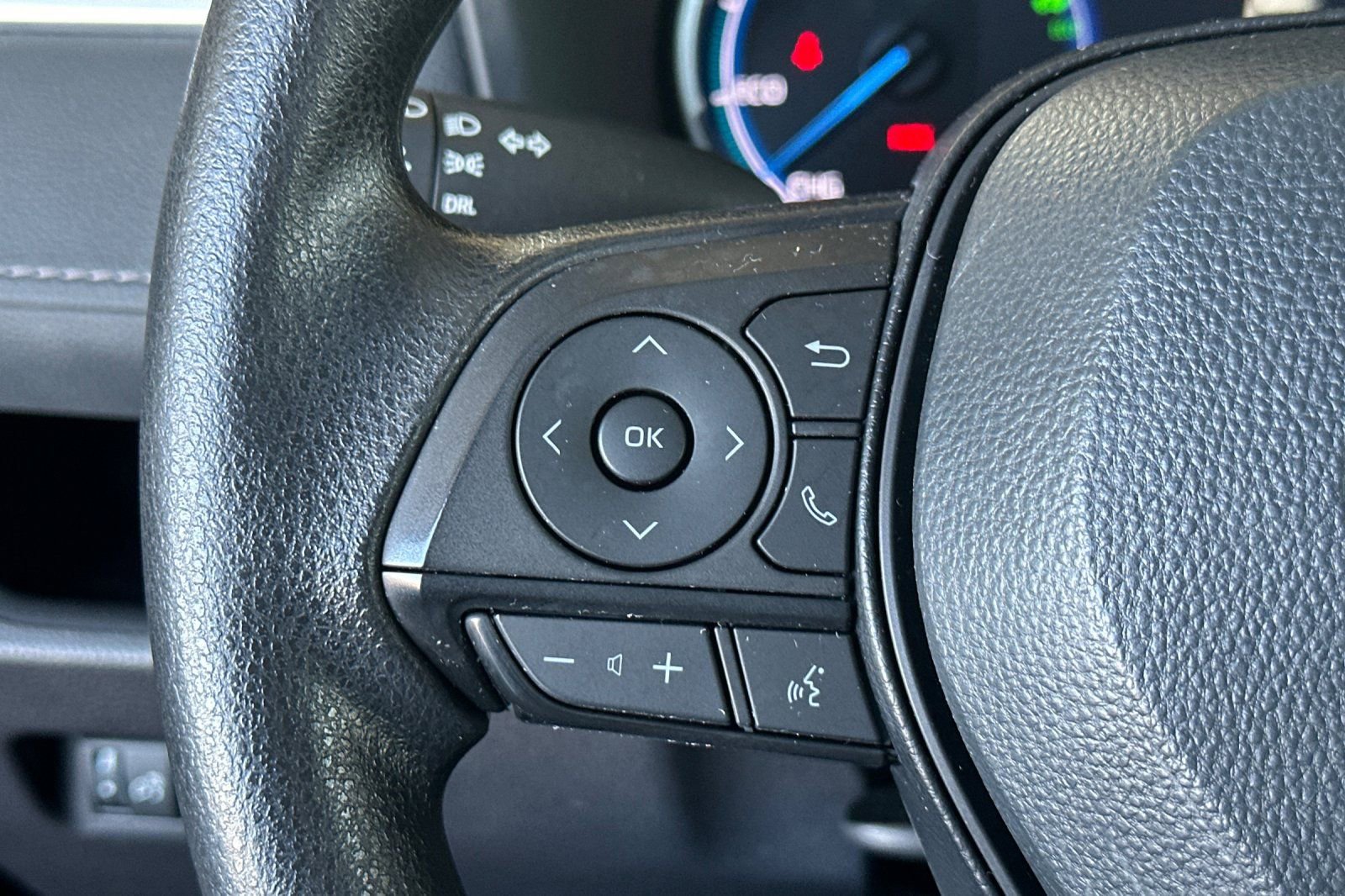 Certified 2025 Toyota RAV4 LE image 28