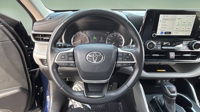 Used 2023 Toyota Highlander XLE FWD image 11