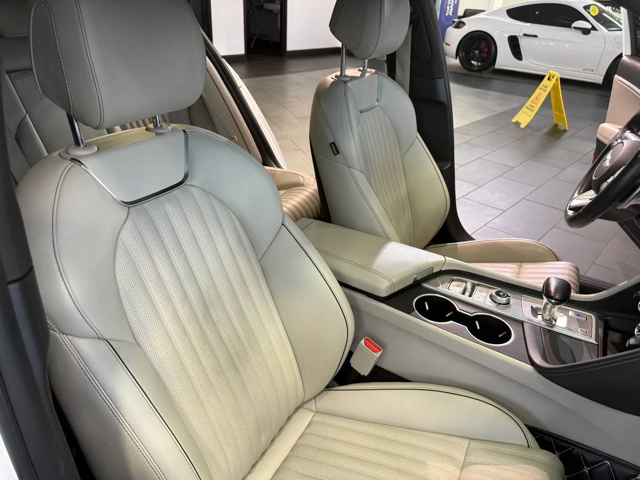 Used 2022 Genesis G70 3.3T image 8