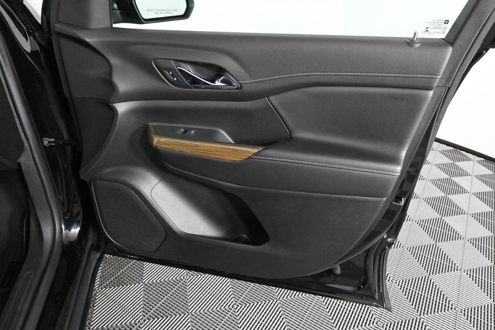 Used 2021 GMC Acadia SLE w/ Driver Convenience Package FWD image 10