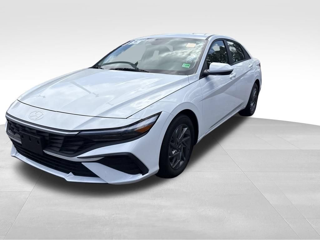 Used 2024 Hyundai Elantra SEL FWD image 2