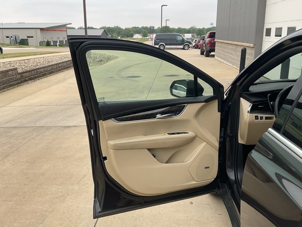 Used 2017 Cadillac XT5 FWD w/ LPO, Wheel Lock Package image 7