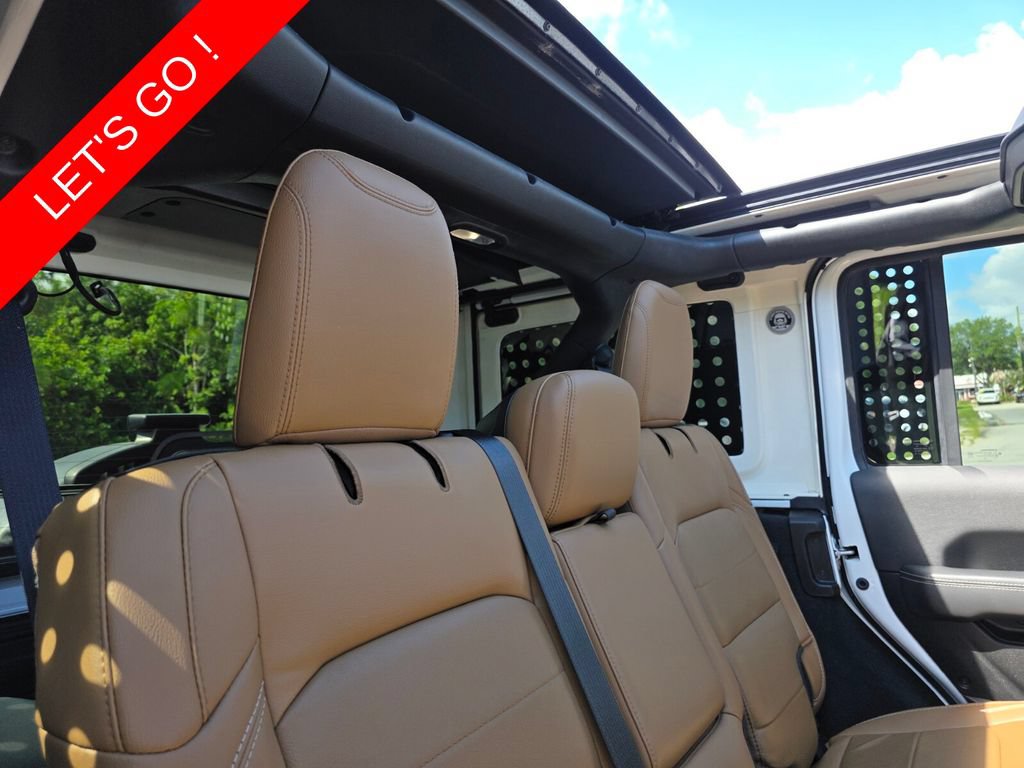 Used 2022 Jeep Wrangler Unlimited Sahara AWD/4WD image 18