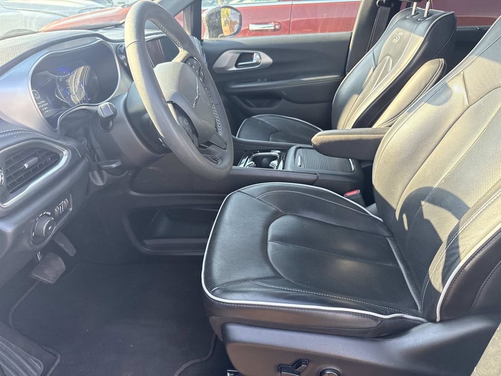 Used 2025 Chrysler Pacifica Limited FWD image 9
