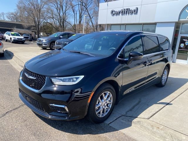 Used 2025 Chrysler Pacifica Select FWD image 9