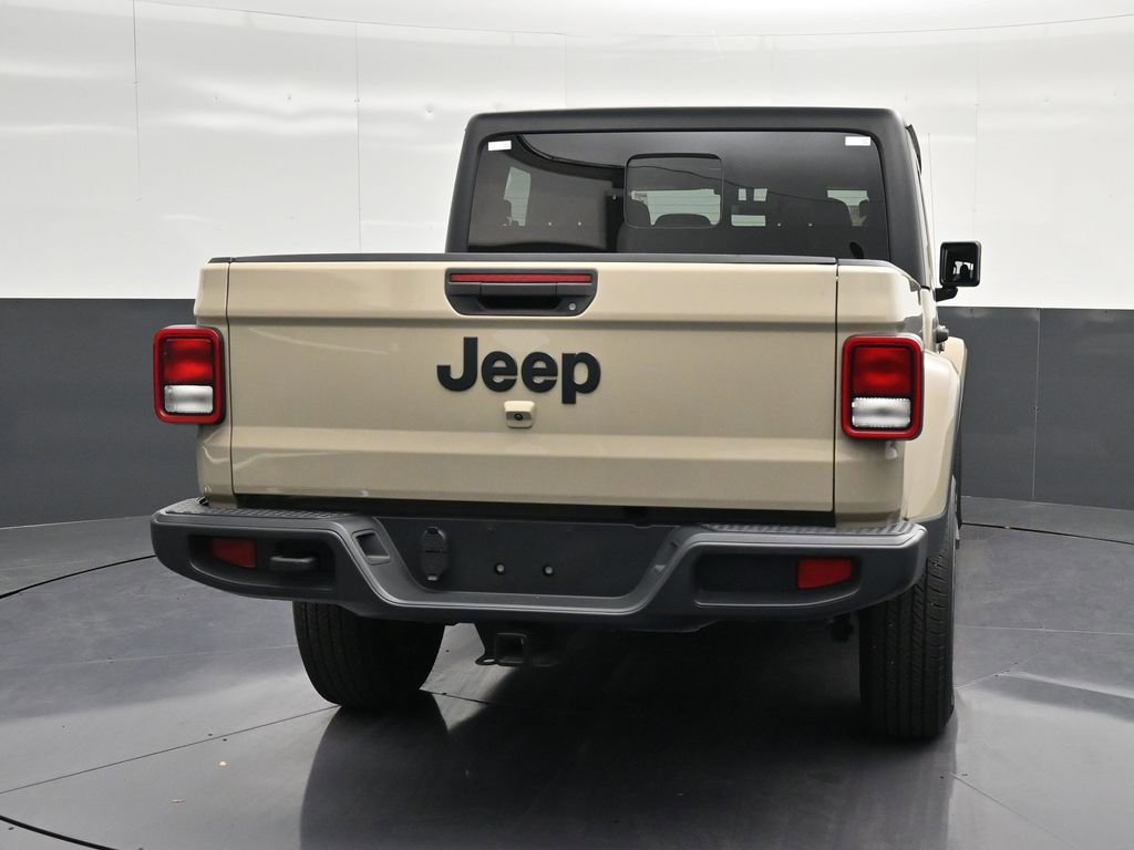 Used 2022 Jeep Gladiator Sport image 2