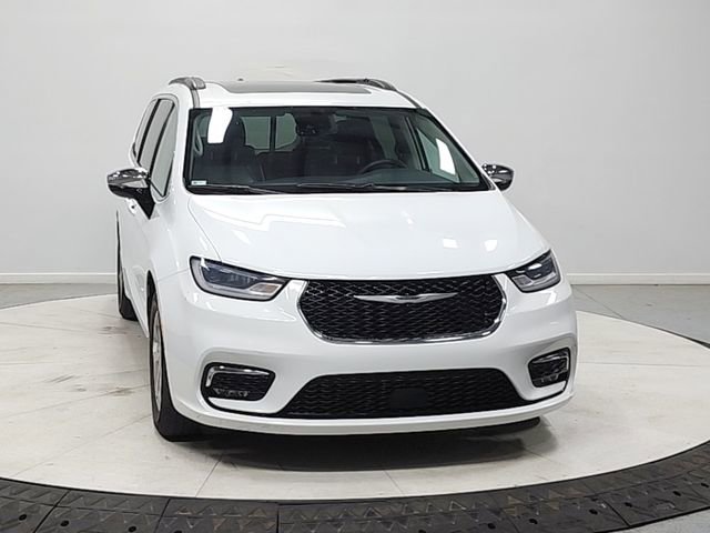 Used 2023 Chrysler Pacifica Limited FWD image 2