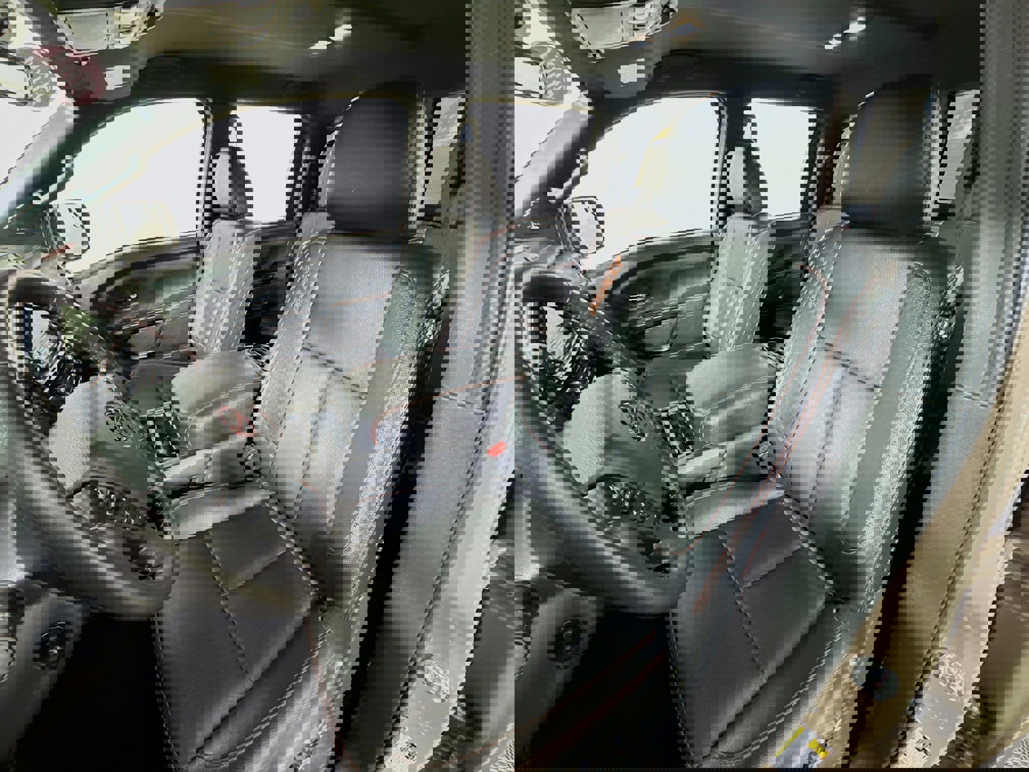 Used 2024 Nissan Titan PRO-4X w/ Pro-4x Convenience Package image 13