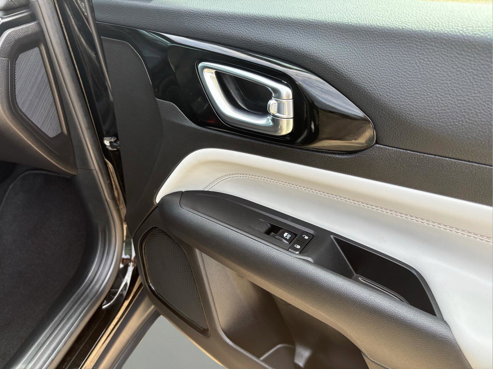 Used 2024 Jeep Compass Limited image 10