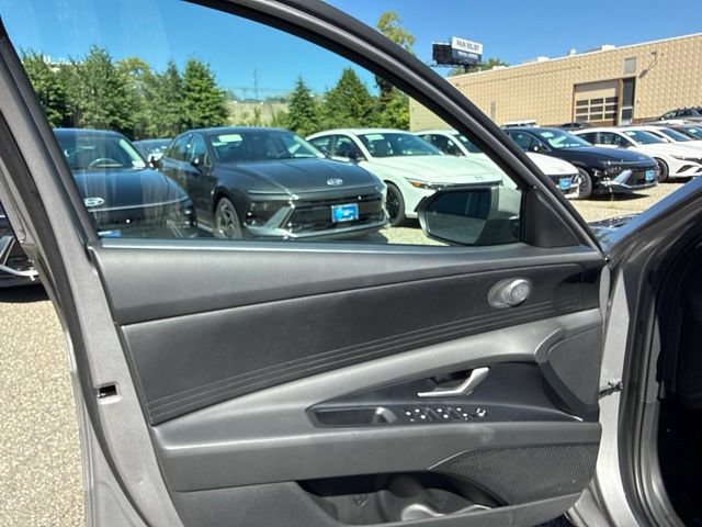 Used 2026 Hyundai Elantra SE FWD image 33