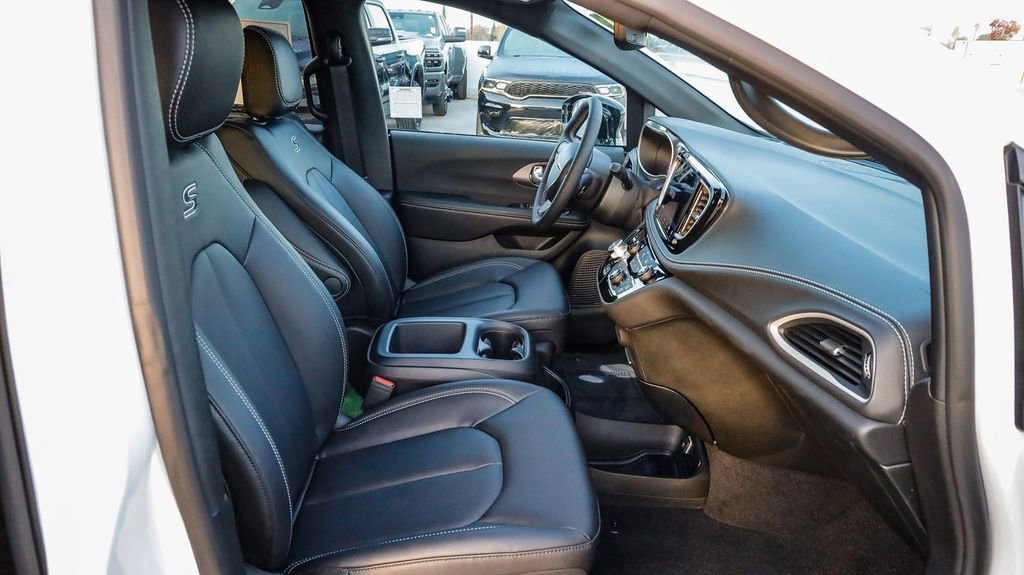 New 2026 Chrysler Pacifica Select w/ S Appearance Package image 17