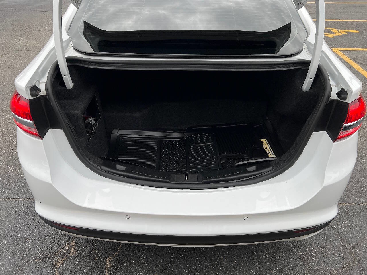 Used 2018 Ford Fusion SE w/ Equipment Group 602A FWD image 15