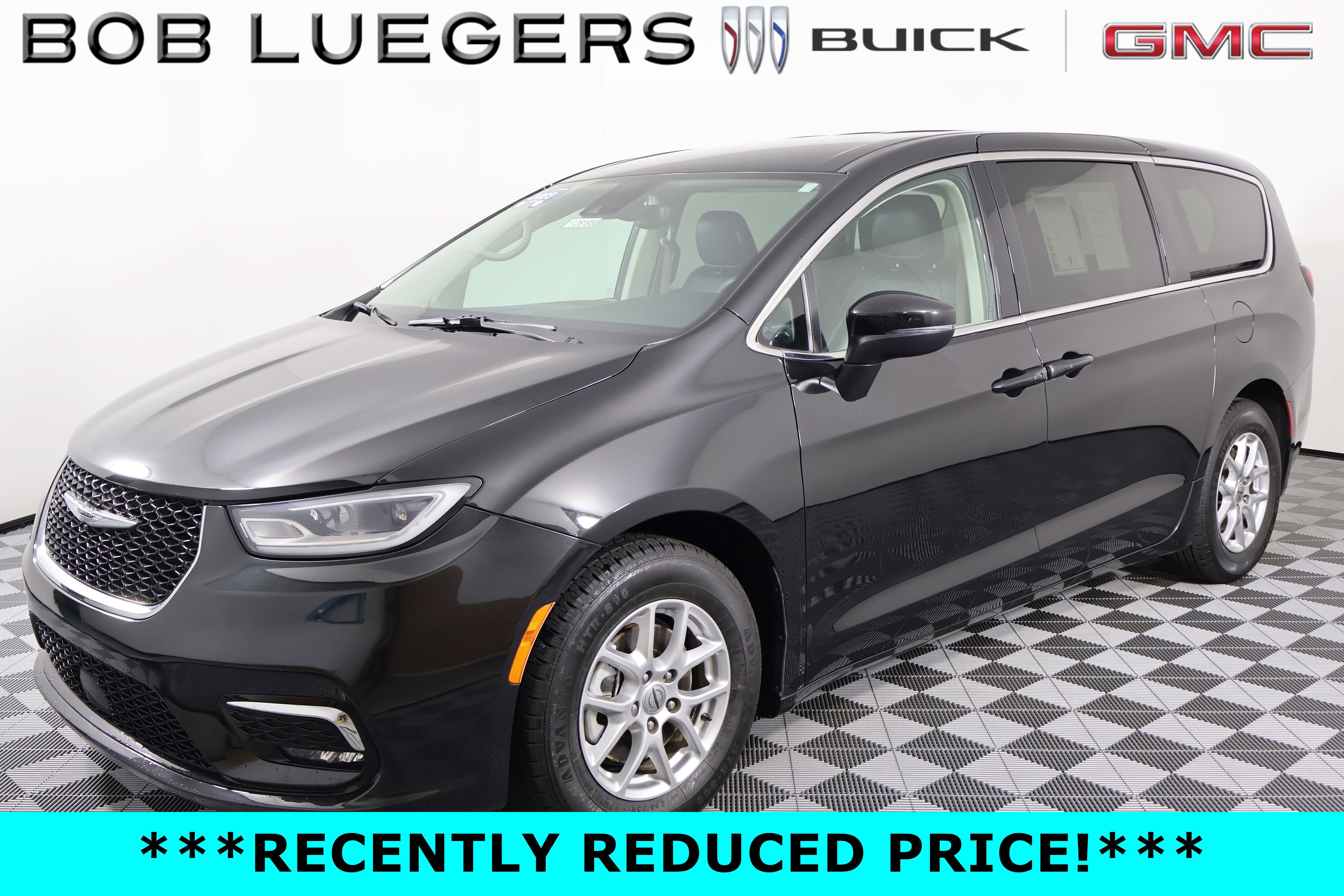 Used 2023 Chrysler Pacifica Touring-L FWD image 3