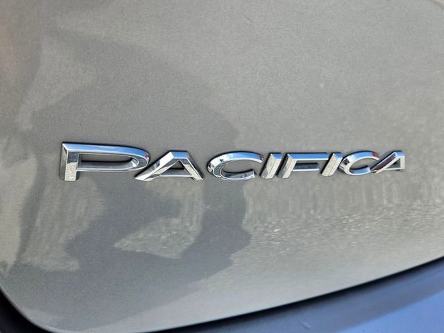 Used 2020 Chrysler Pacifica Touring-L image 12