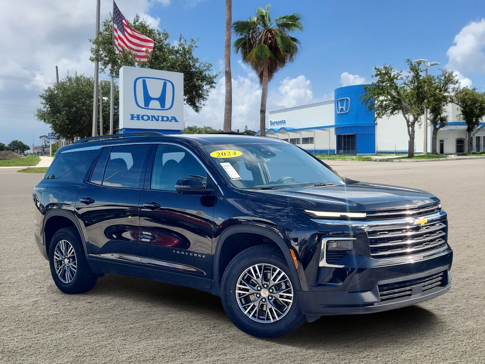 Used 2024 Chevrolet Traverse LT FWD image 1