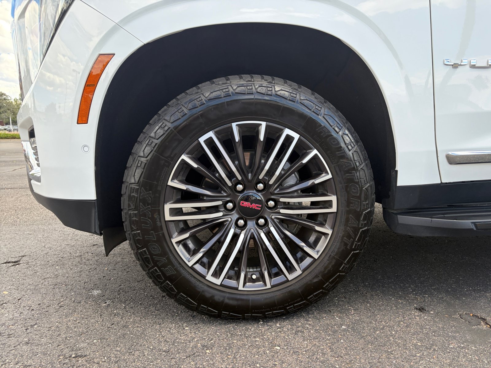 Used 2025 GMC Yukon Elevation AWD/4WD image 26