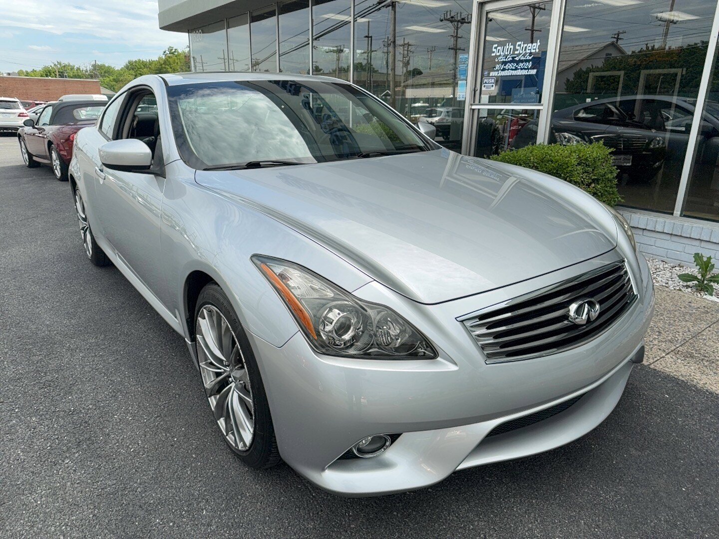 Used 2011 INFINITI G37 x Coupe w/ Premium Pkg AWD/4WD image 2