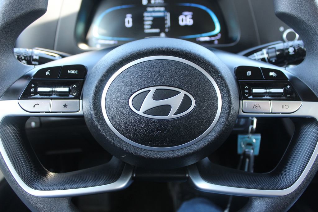 Used 2025 Hyundai Elantra SE image 24