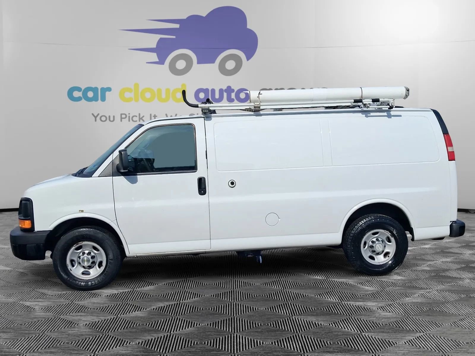 Used 2013 Chevrolet Express 2500 Van 3D image 2