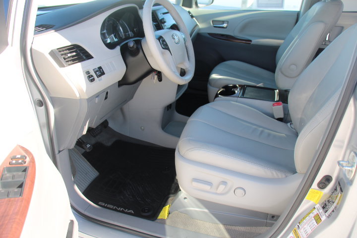 Used 2013 Toyota Sienna XLE FWD image 11