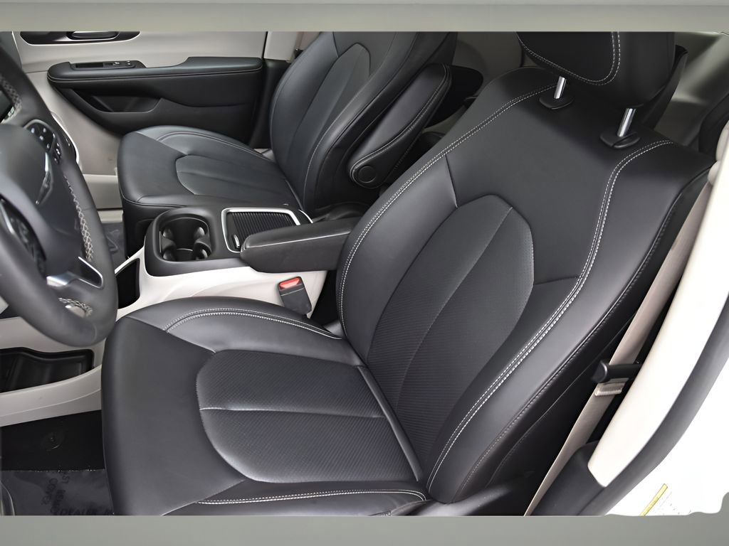 Used 2024 Chrysler Pacifica Touring-L image 13