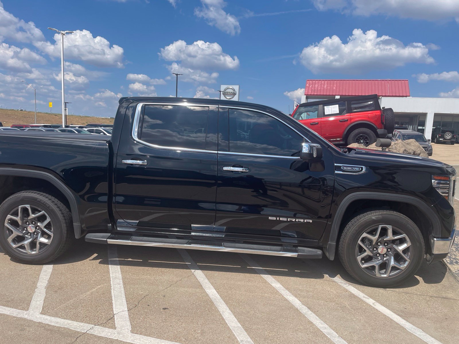 Used 2023 GMC Sierra 1500 SLT w/ SLT Premium Package AWD/4WD image 27