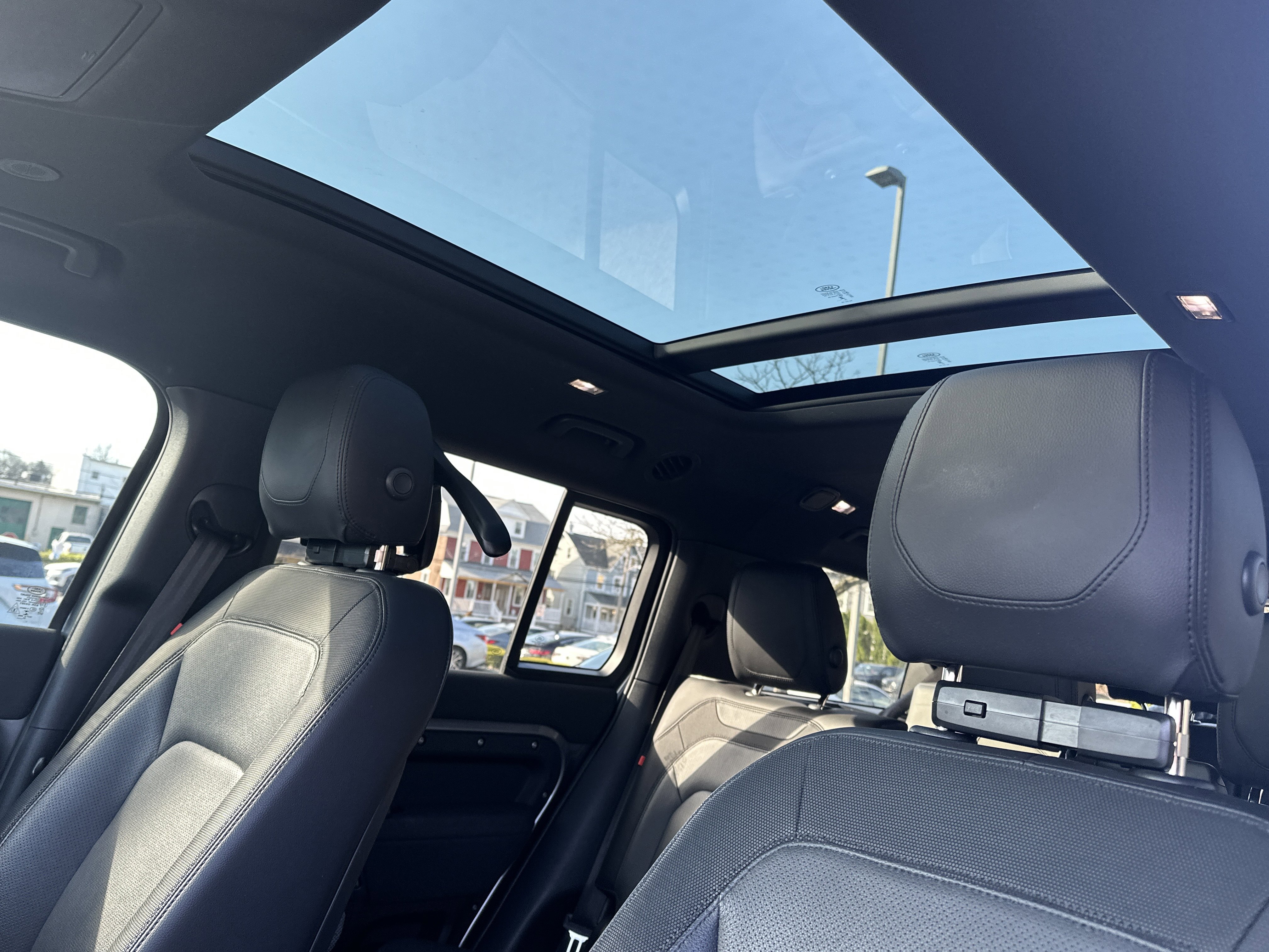 Used 2023 Land Rover Defender 130 X-Dynamic SE image 9