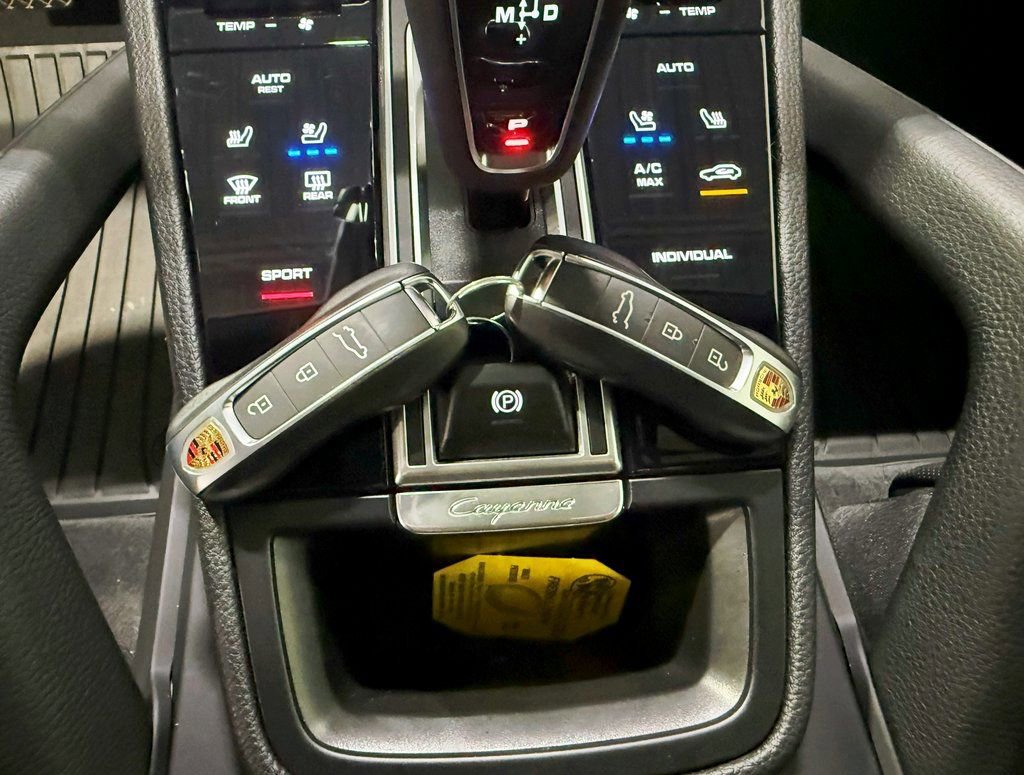 Used 2022 Porsche Cayenne Platinum Edition image 27