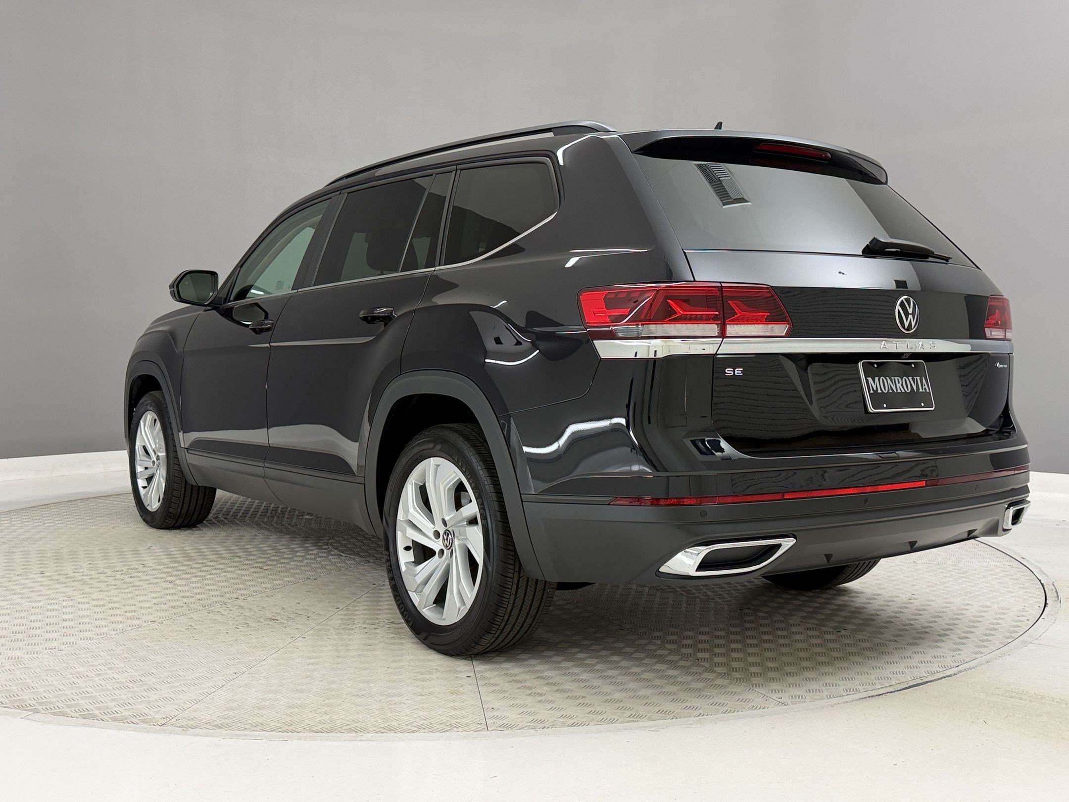 Used 2023 Volkswagen Atlas SE w/ Panoramic Sunroof Package AWD/4WD image 3
