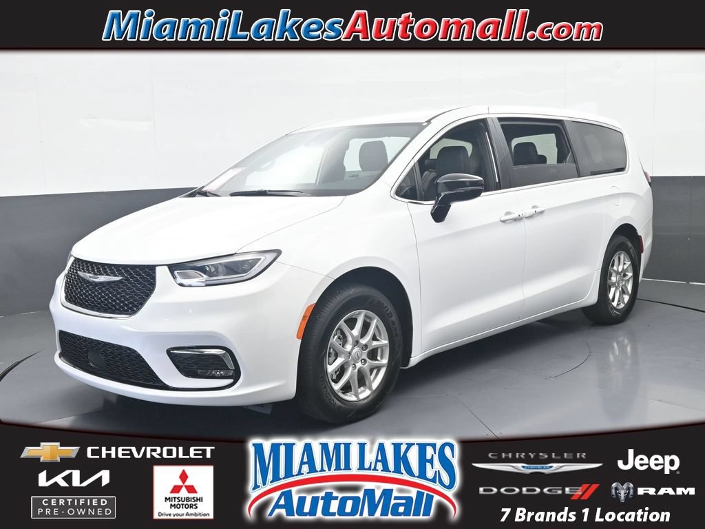 Used 2025 Chrysler Pacifica Select