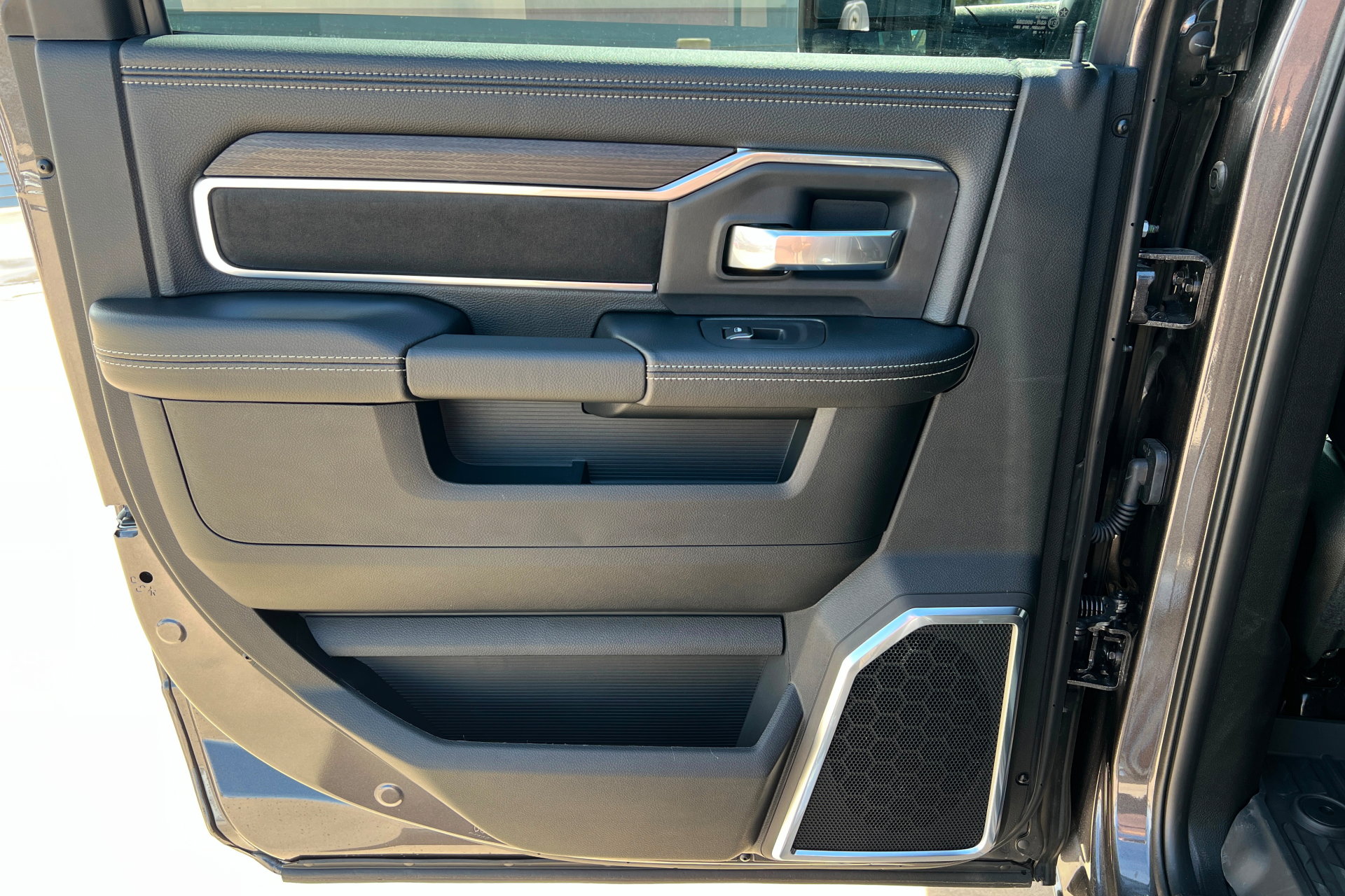 New 2026 RAM 3500 Laramie AWD/4WD image 18