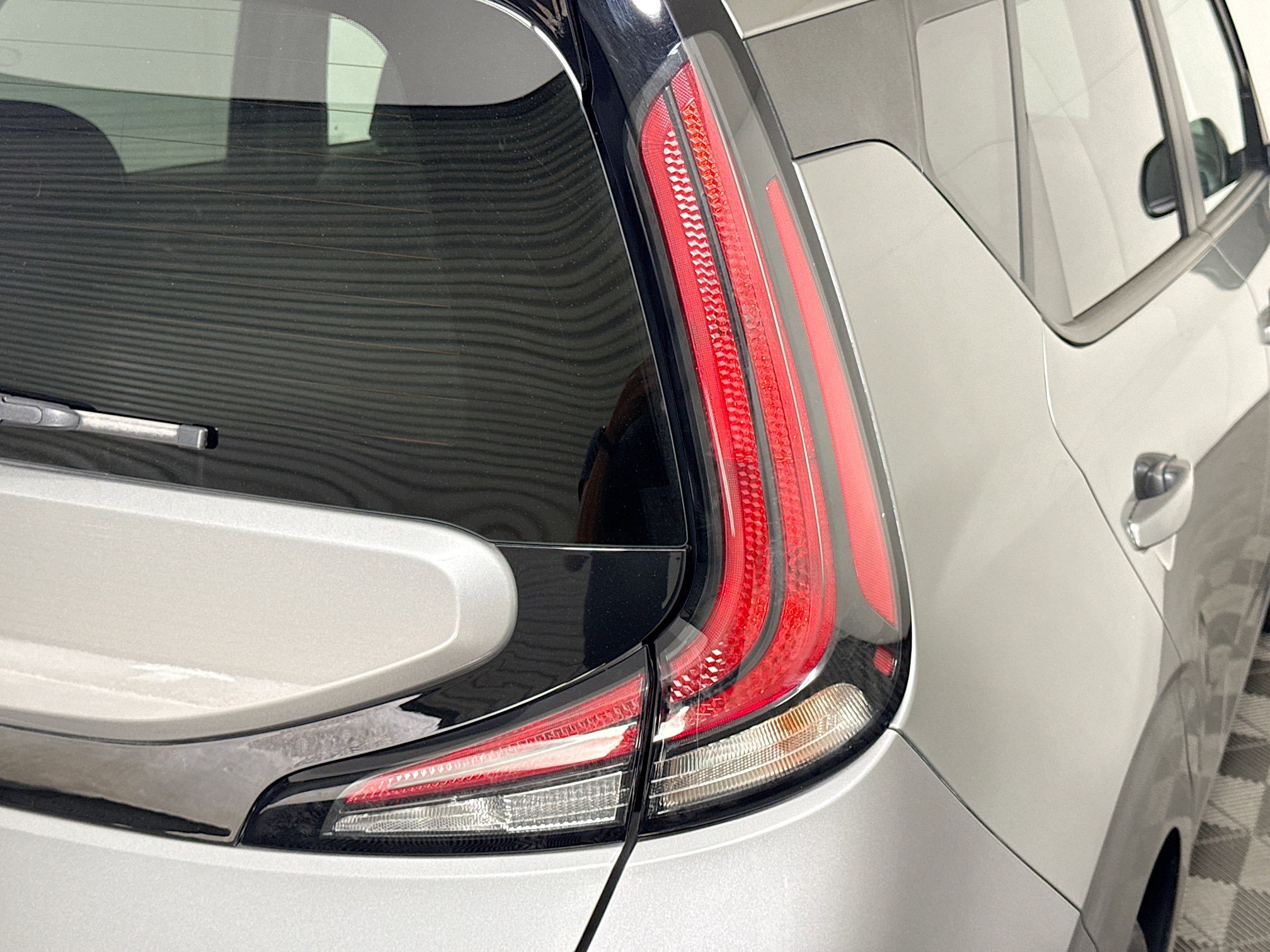 Used 2025 Kia Soul LX w/ LX Technology Package FWD image 33