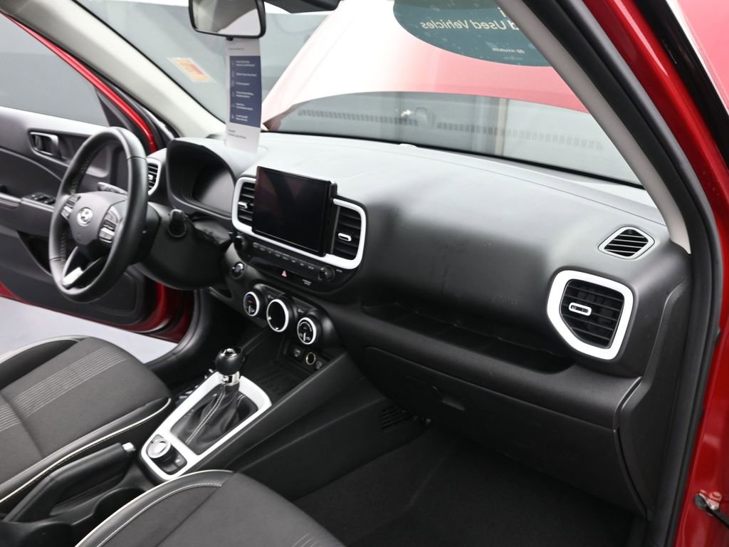 Used 2024 Hyundai Venue Limited image 18
