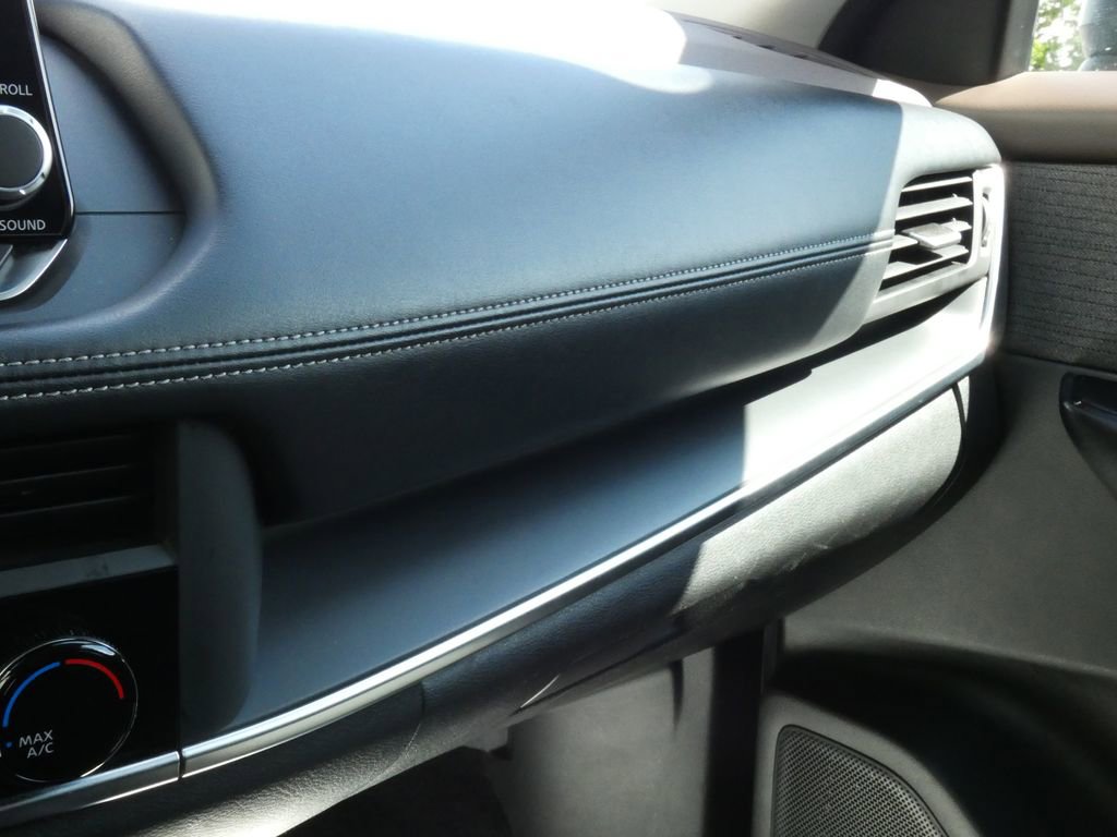 Used 2023 Nissan Rogue S AWD/4WD image 26