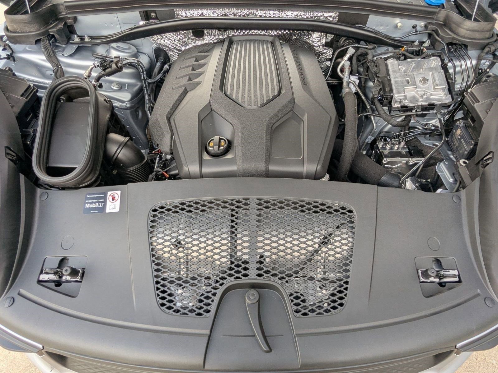 Certified 2026 Porsche Macan AWD/4WD image 28