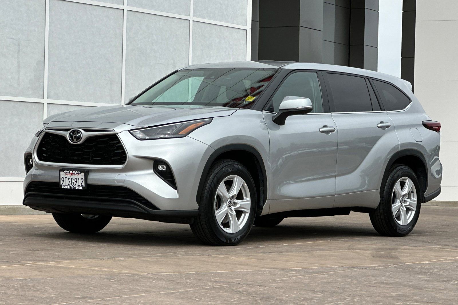 Used 2025 Toyota Highlander LE image 8