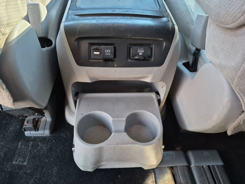 Used 2018 Toyota Sienna LE w/ Carpet Mat Package FWD image 33