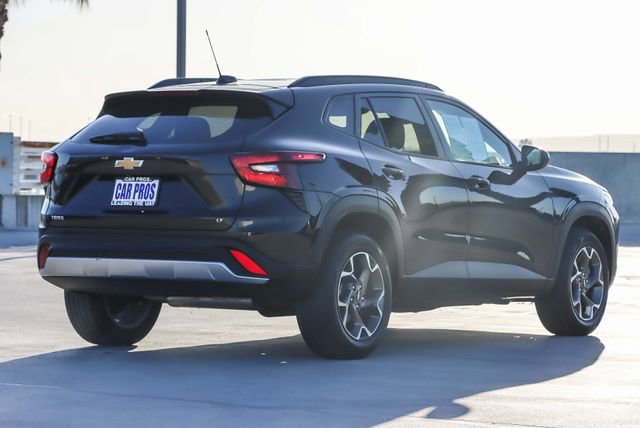 Used 2025 Chevrolet Trax LT w/ LT Convenience Package image 8