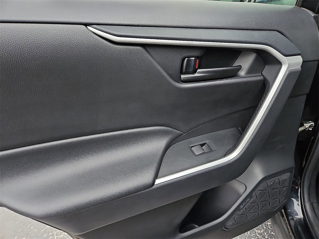 Used 2021 Toyota RAV4 LE image 14