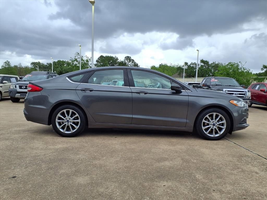 Used 2017 Ford Fusion SE image 9