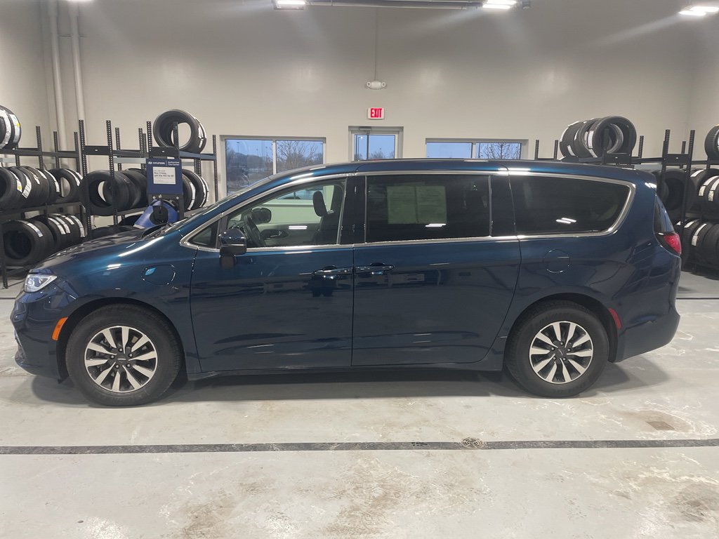 Used 2023 Chrysler Pacifica Touring-L w/ Uconnect Theater Family Group image 2