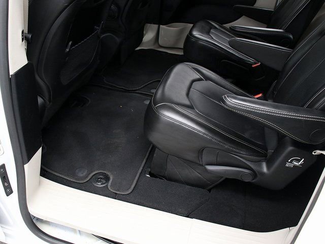 Used 2024 Chrysler Pacifica Touring-L image 25