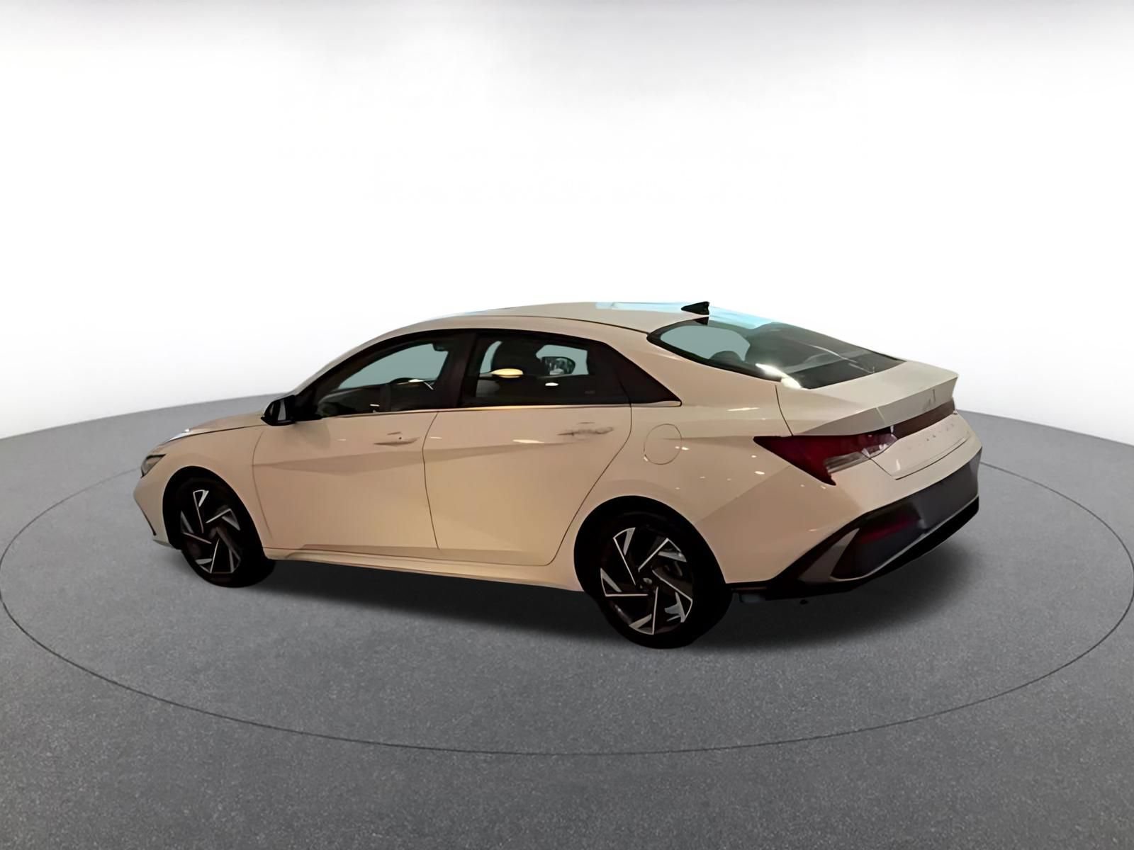 Used 2025 Hyundai Elantra SEL FWD image 14
