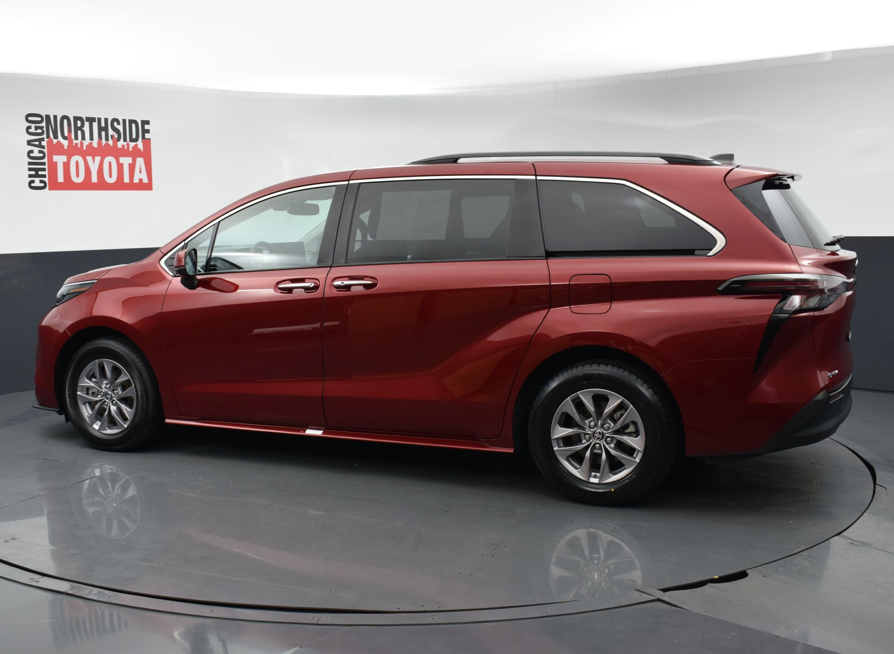 Used 2025 Toyota Sienna XLE FWD image 2